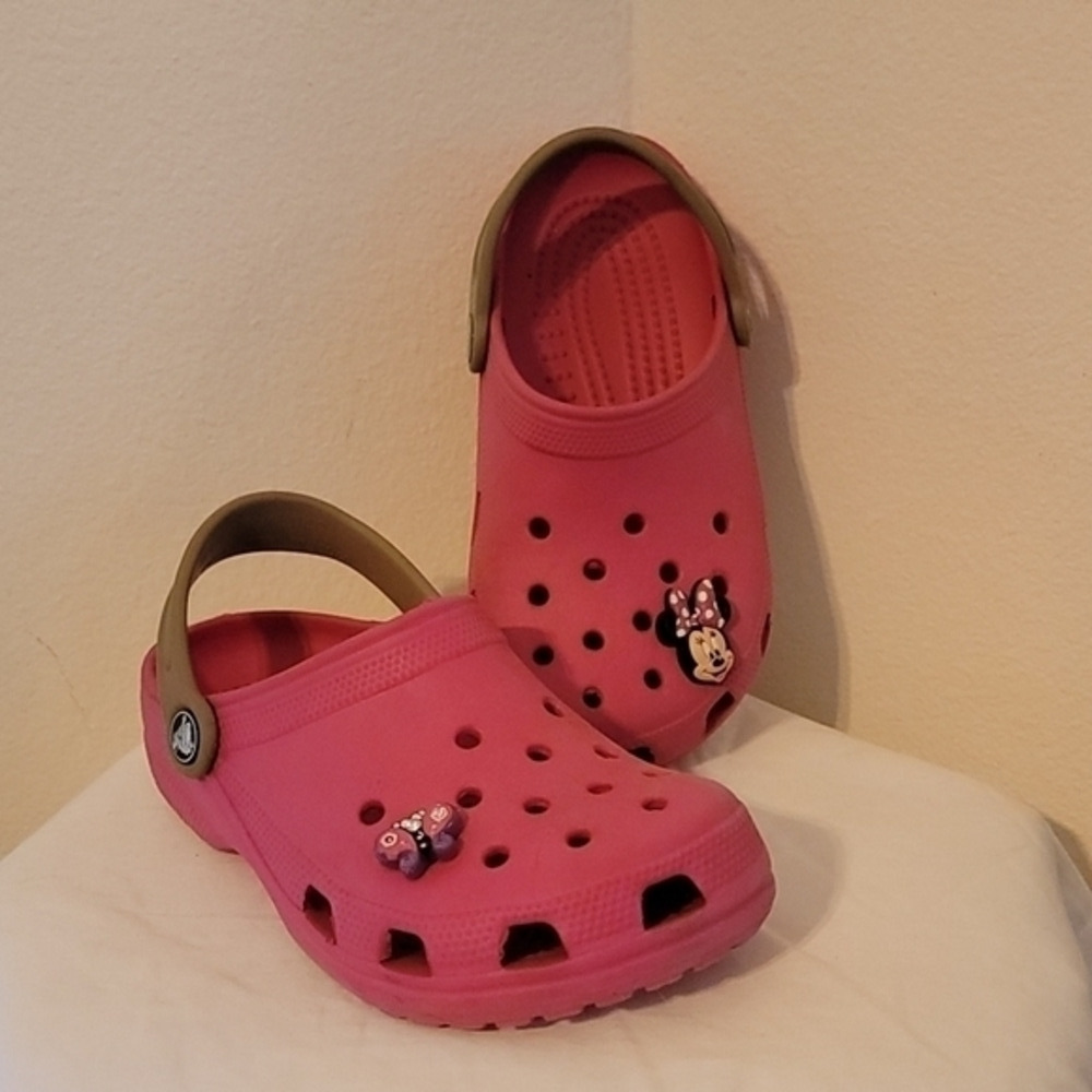 CHILDREN'S PINK CLASSIC CROCS (sz Girls 2 or‎ Boys 4)